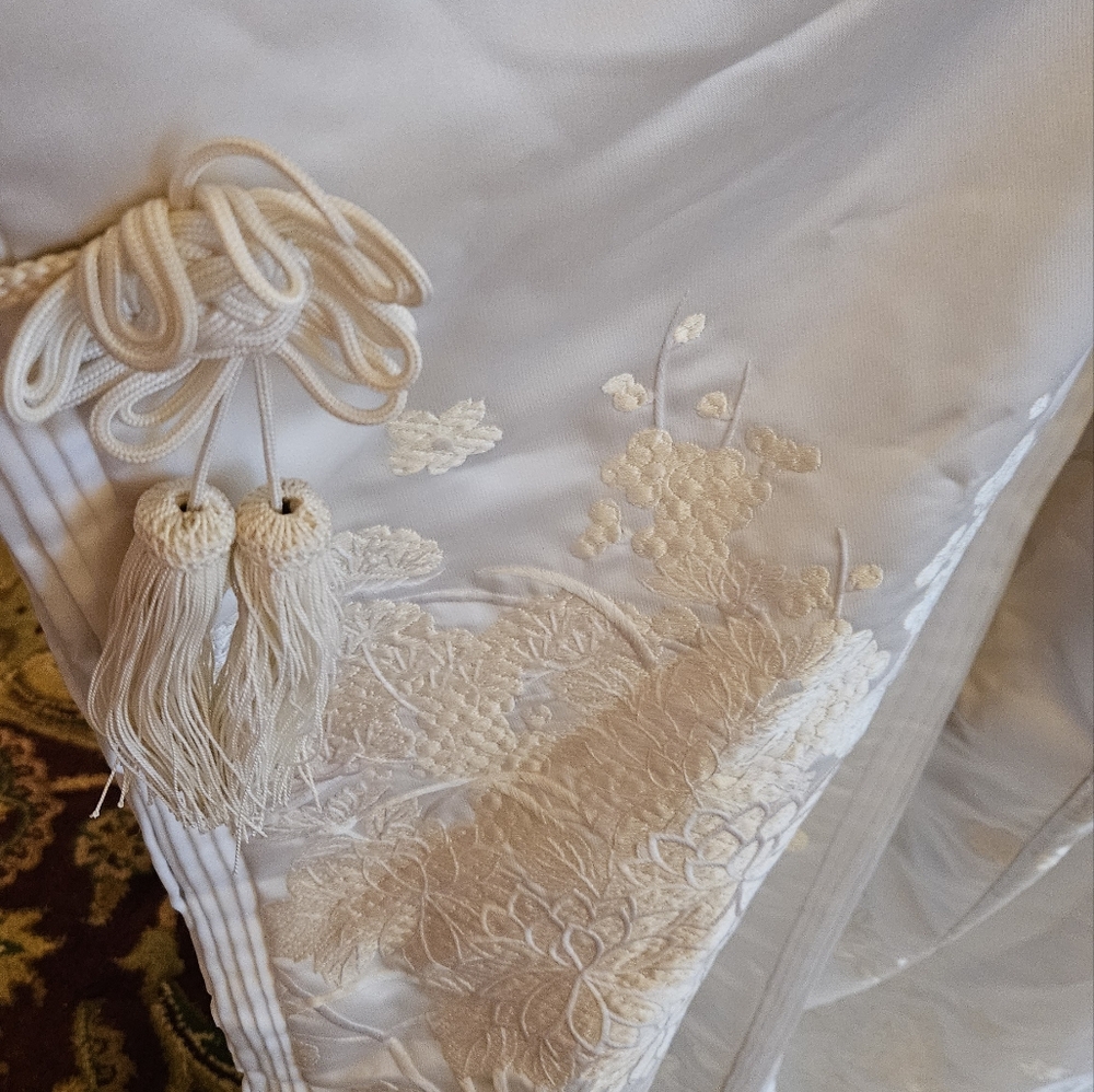 Authentic Japanese White Silk Embroidered Padded Women's Wedding Kimomo - Picture 5 of 15